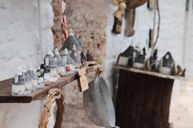 Photo close-up of souvenir on table against wall