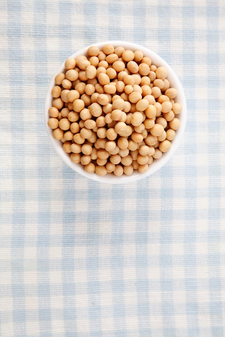 Photo テーブルの布の上にあるボウルの中の大豆のクローズアップ