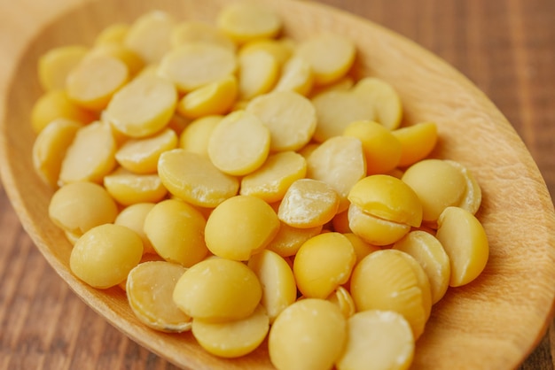 Photo close up soybeans in wooden spoon