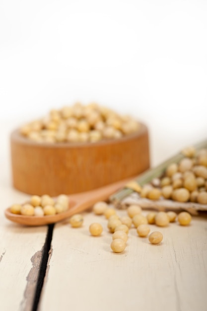 Photo close-up of soybeans on wooden table