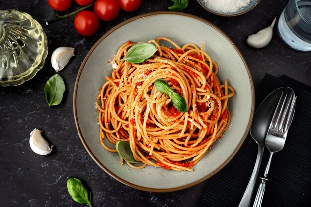 Крупным планом спагетти с томатным соусом