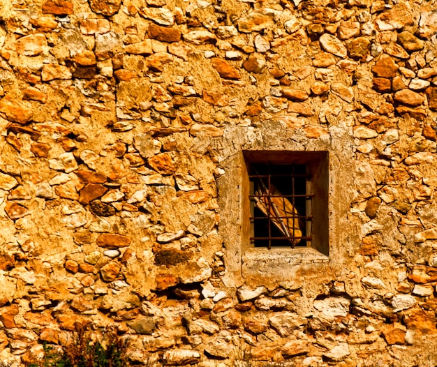 Foto close up in spagna di una struttura in pietra fatiscente con finestra