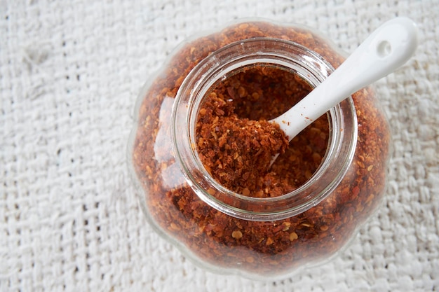 Photo close-up of spice in jar on table