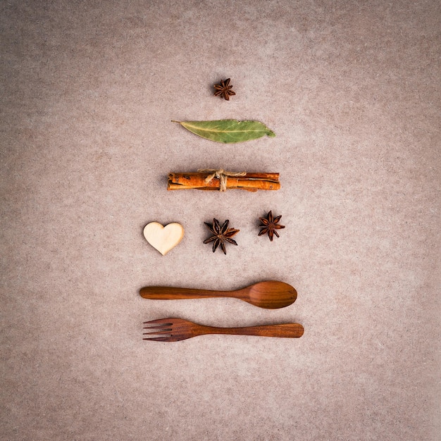Foto close-up di spezie con cucchiaio e forchetta di legno