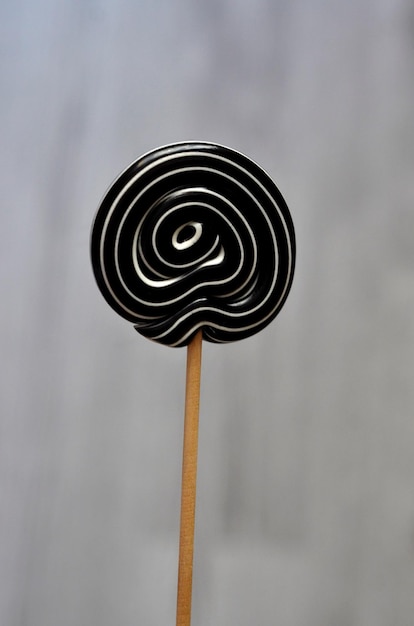 Photo close-up of spiral black and white  lollipop