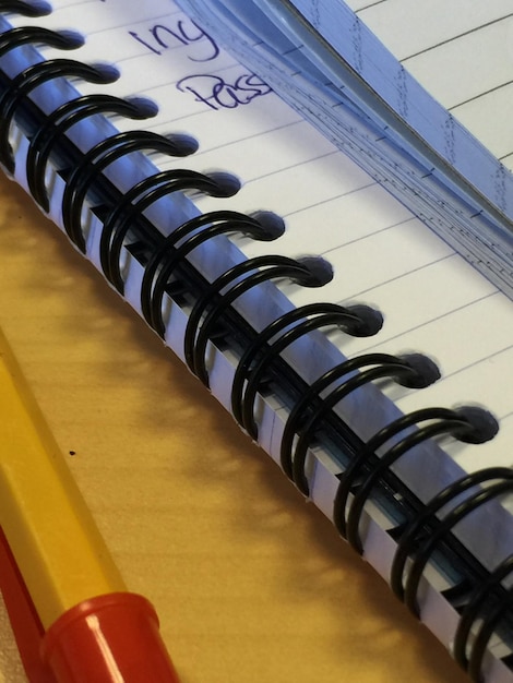 Photo close-up of spiral book on table