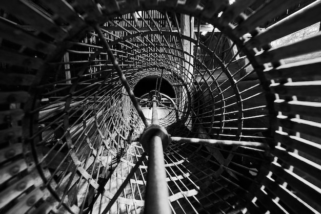 Photo close-up of spiral staircase in factory