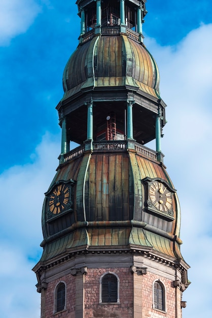 Photo close-up of spire with clock of st. peters church, old town in riga, latvia