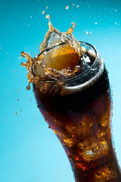 Photo close up of a splash on a cola drink