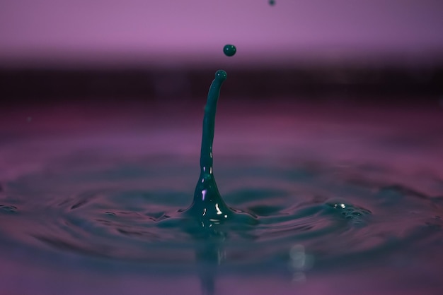 Photo close-up of splashing droplet on water