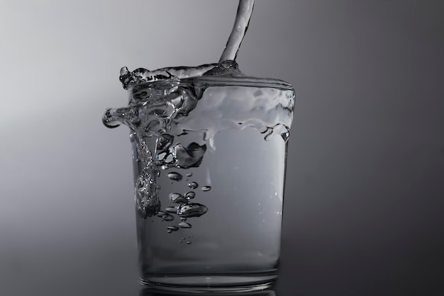 白い背景に水が散らばっているクローズアップ
