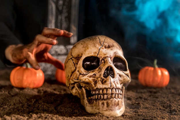 Photo close-up spooky hand and skull