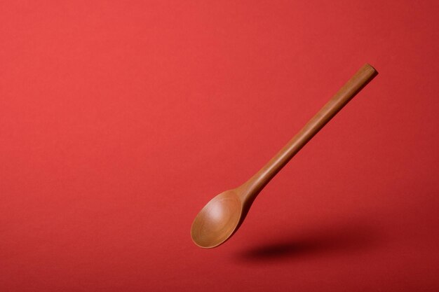 Photo close-up of spoon against red background