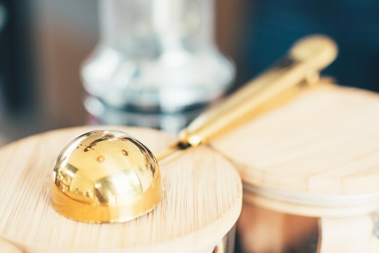 Photo close-up of spoon on table