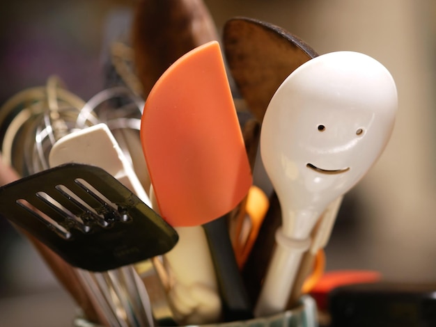 Photo close-up of spoons and spatulas in kitchen