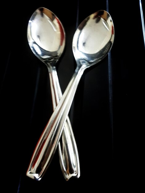 Photo close-up of spoons on table