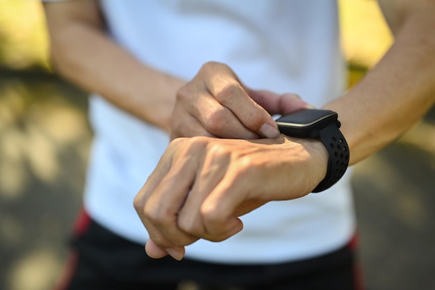 Close-up sportieve oudere man controleert prestaties of hartslag puls trace op smartwatch