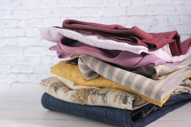 Photo close up of stack of cloths on table.