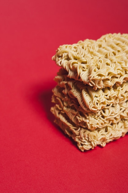 Pila di close-up di noodle istantanei