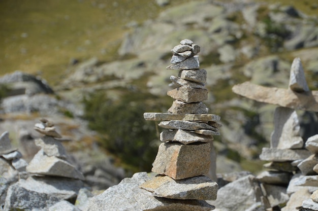 Foto prossimo piano di una pila di rocce