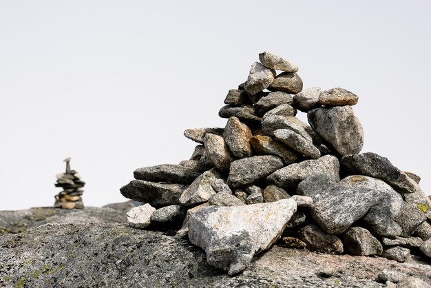 Photo close-up of stack of rocks against clear sky