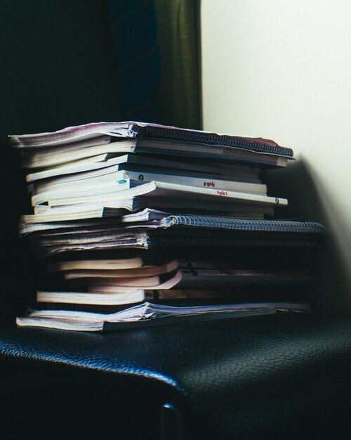 Photo close-up of stacked books on chair