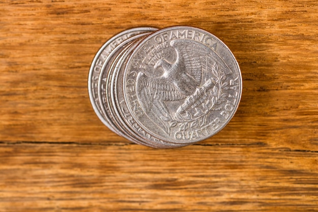 Photo close-up of stacked coin over table