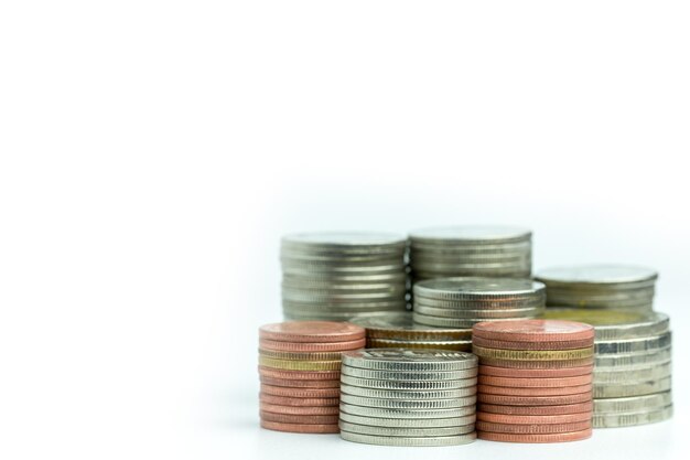 白い背景に積み重ねられた硬貨のクローズアップ