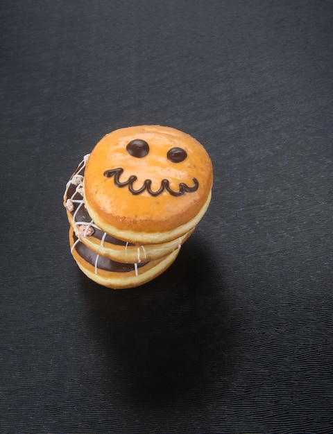 Photo close-up of stacked donuts on black table