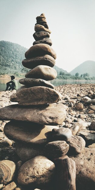 Photo close-up of stacked stones against sky