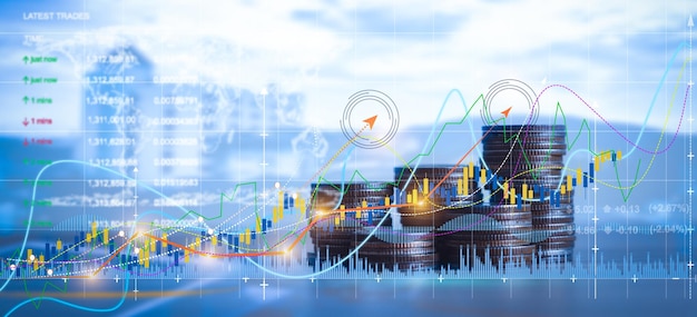 Primo piano di impilamento di monete con doppia esposizione del grafico grafico finanziario