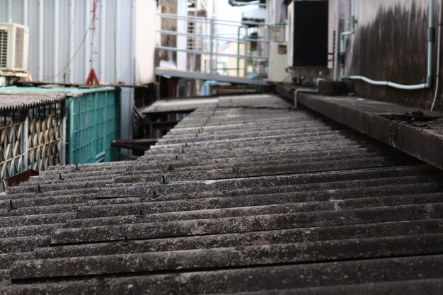 Photo close-up of staircase in old building