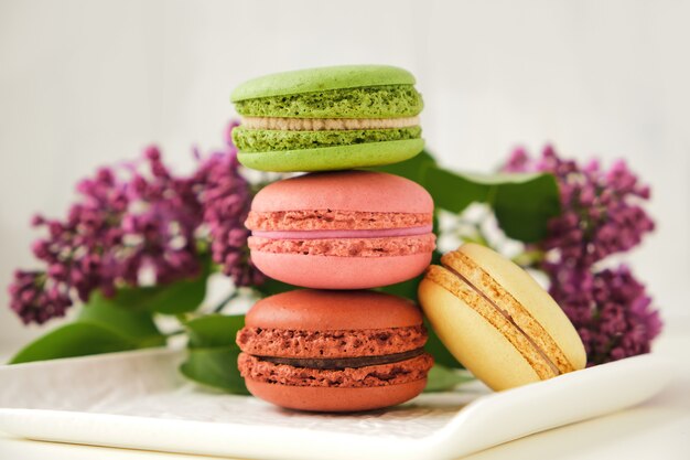 Close-up Stapel macarons op een tafel met lila bloemen