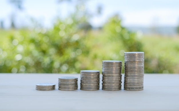 Close up stapel munten met groene bokeh geld besparen en belegging concept Spaar geld voor voorbereiden in de toekomst grond