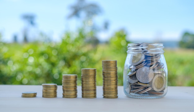 Close up stapel munten met groene bokeh geld besparen en beleggingsconcept geld besparen voor voorbereiden in de toekomst grond