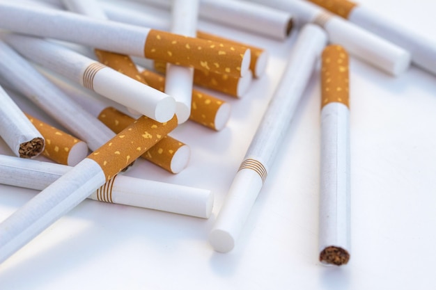 Close-up stapel sigaretten op witte achtergrond sigaretten geïsoleerd op wit