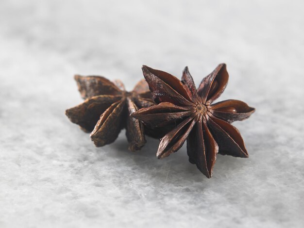 Photo close-up of star anise on table