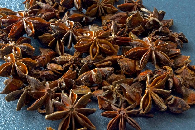 Photo close-up of star anise on table