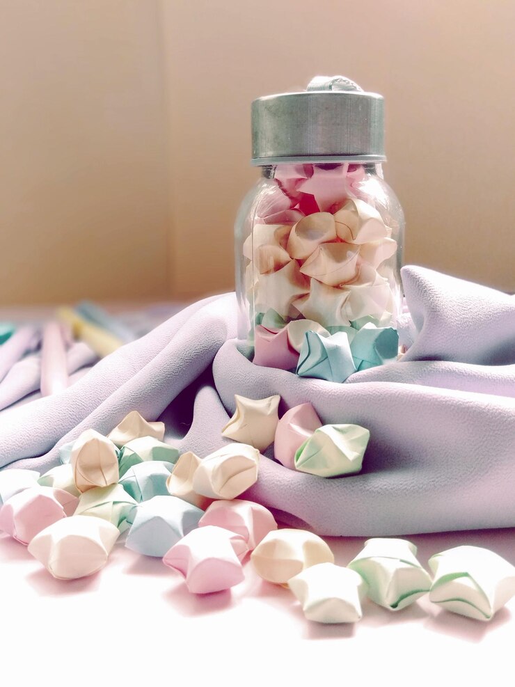 Photo close-up of star shape candies on table