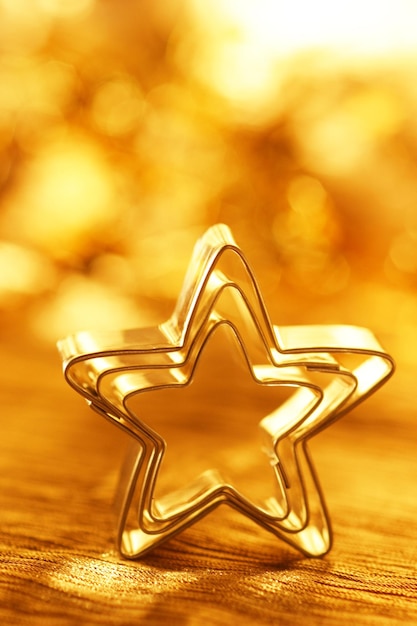 Photo close-up of star shape cookie cutters on table