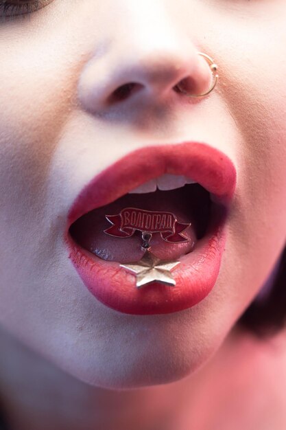 Photo close-up of star shape medal in mouth