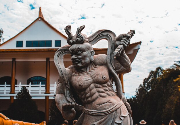 Photo close-up of statue against building