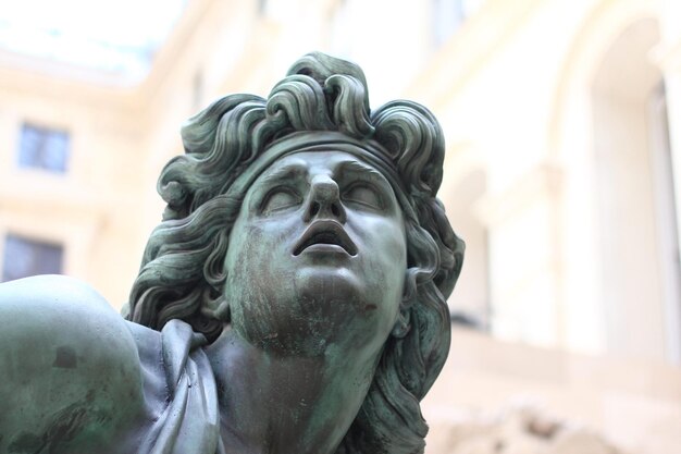 Foto close-up della statua contro l'edificio