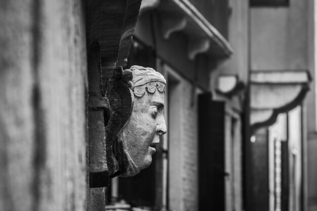 Photo close-up of statue against building