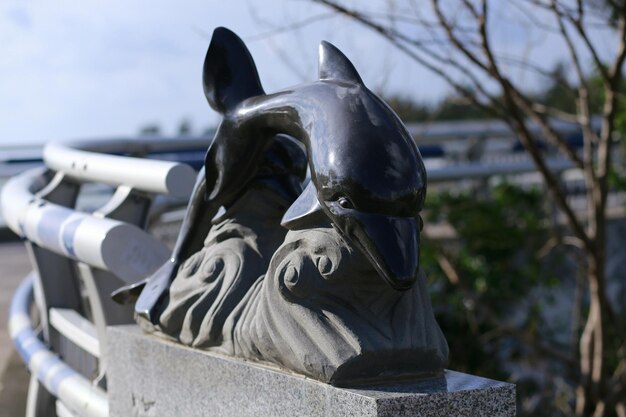 空に照らされた像のクローズアップ