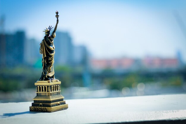 Photo close-up of statue against sky