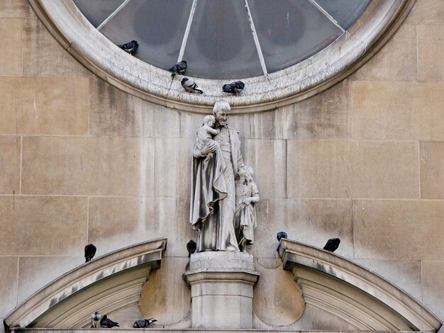 Foto close-up della statua contro il muro