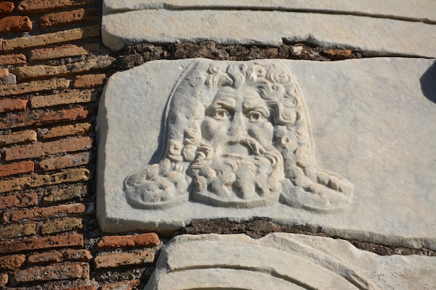 Foto close-up della statua contro il muro