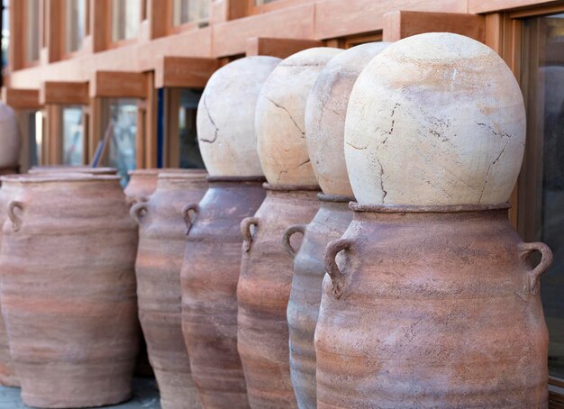 Foto close-up della statua contro un muro di legno