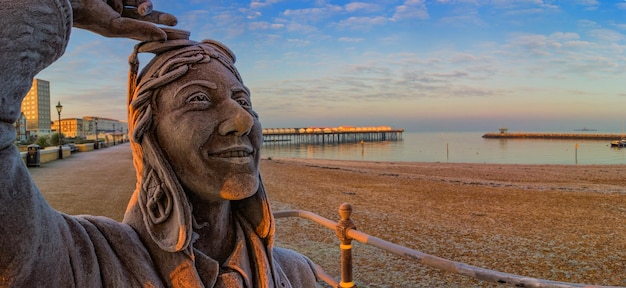 Foto close-up della statua dal mare contro il cielo durante il tramonto